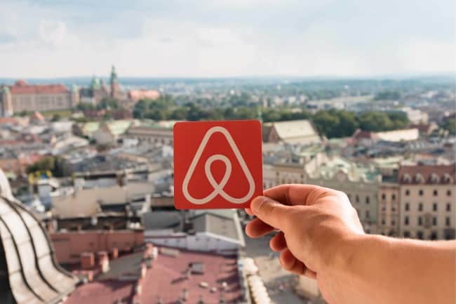 airbnb logo optimised 1 1 10